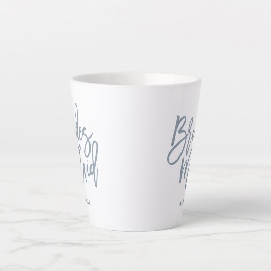 Dusty Blue Bridesmaid Lettering Script Latte Mok (Voorkant)