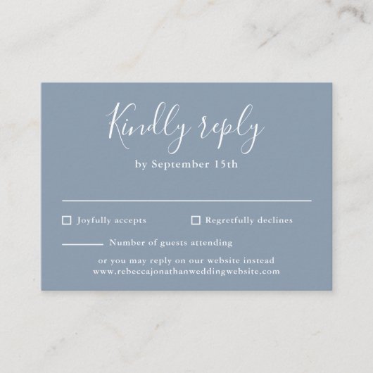 Dusty Blue Budget moderne Script Wedding Carte RSV (Devant)