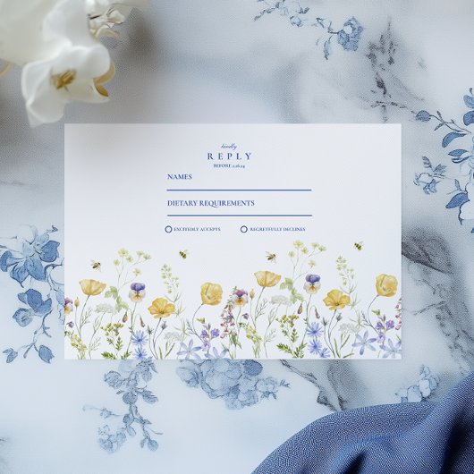 Dusty Blue Crest Floral Wedding RSVP Kaartje