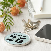 Dusty Blue Damask Klasse van 2024 Sleutelhanger (Zijkant)