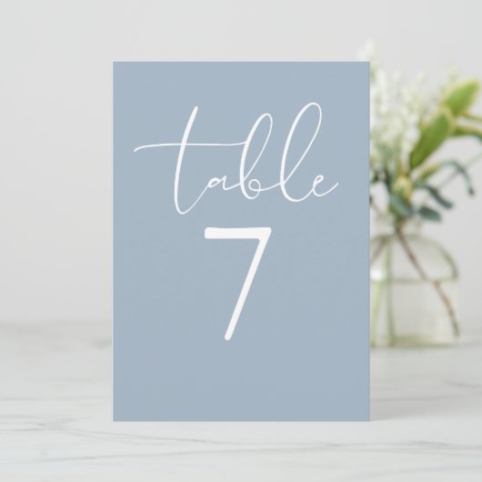 Dusty Blue Elegant Modern Script Table Number Kaart (Staand voorkant)