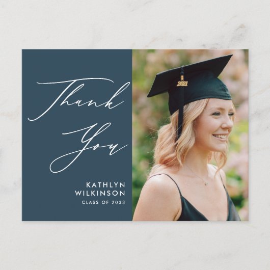 Dusty Blue Elegant Script Afstuderen Hartelijk dan Briefkaart (Voorkant)