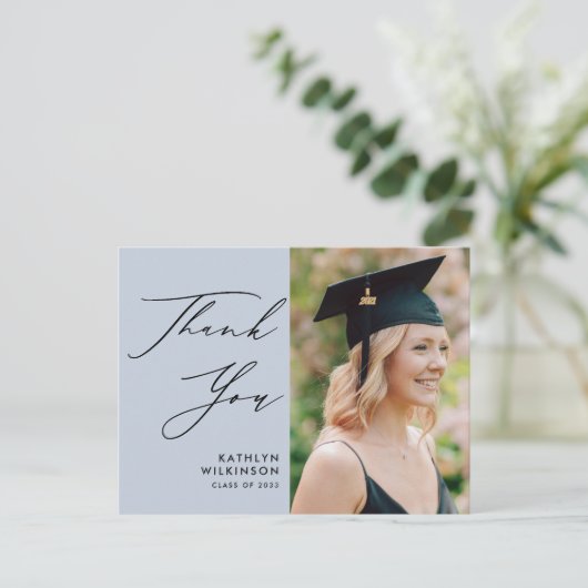 Dusty Blue Elegant Script Afstuderen Hartelijk dan Briefkaart (Staand voorkant)