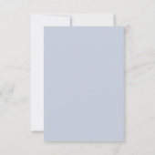 Dusty Blue Elegant Script Minimalistische bruiloft RSVP Kaartje (Achterkant)