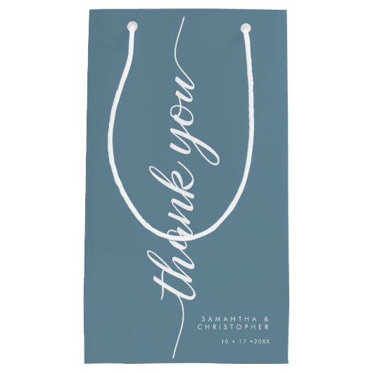 Dusty Blue Elegant Script Weddenschap Hartelijk da Klein Cadeauzakje (Voorkant)