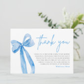 Dusty Blue Elle noue le noeud Carte de remerciemen (Debout devant)