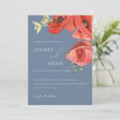 Dusty Blue en Red Poppies bruiloft uitnodiging (Staand voorkant)