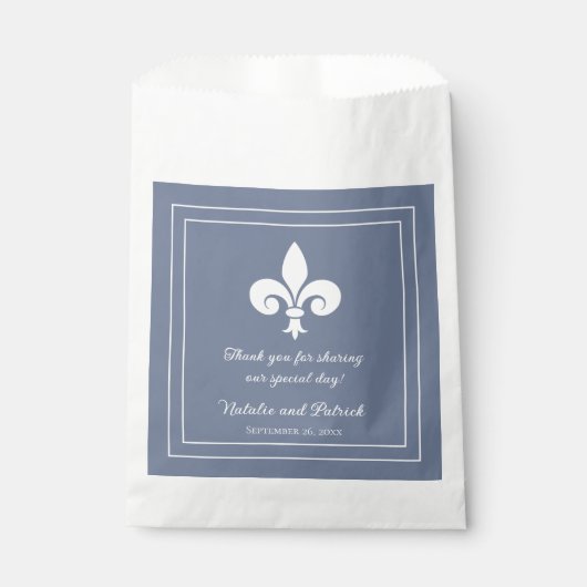 Dusty Blue Fleur de Lis Wedding Favor Bags Bedankzakje (Voorkant)