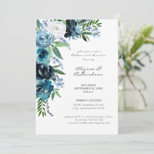 Dusty Blue Floral 2 Rehearsal Dinner Kaart (Staand voorkant)