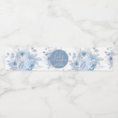 Dusty Blue Floral Baby in Bloom Baby shower Waterfles Etiket (Enkel label)