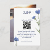 Dusty Blue Floral Bold Stylish QR Code carte RSVP (Devant / Derrière)