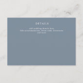 Dusty Blue Floral Crest Monogram Bruiloft Informatiekaartje (Achterkant)