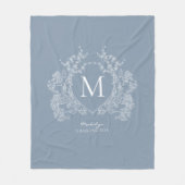 Dusty Blue Floral Crest Monogram Fleece Deken (Voorkant)