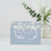 Dusty Blue Floral Demande de carte RSVP (Debout devant)