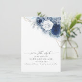 Dusty Blue Floral Elegant Botanical Save the Date Aankondiging (Staand voorkant)