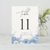 Dusty Blue Floral Élégant Numéro de table de maria (Debout devant)