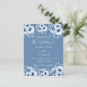 Dusty blue floral elegant script bruiloft uitnodiging briefkaart (Staand voorkant)