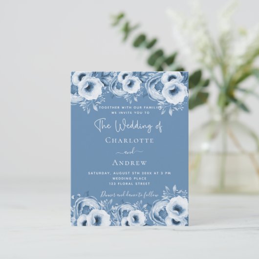 Dusty blue floral elegant script bruiloft uitnodiging briefkaart (Staand voorkant)