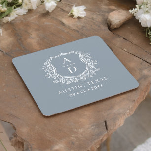 Dusty Blue Floral Monogram Bruiloft Crest Modern Vierkante Kartonnen Onderzetter