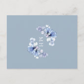 Dusty Blue Floral Monogramme Baptême Invitation (Dos)