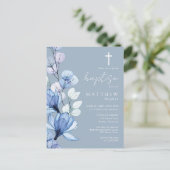 Dusty Blue Floral Monogramme Baptême Invitation (Debout devant)