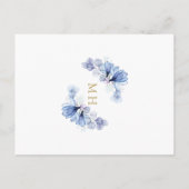 Dusty Blue Floral Monogramme Baptême Invitation (Dos)