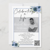Dusty Blue Floral QR Code Memorial Foto Funeral Kaart (Voorkant)