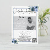 Dusty Blue Floral QR Code Memorial Foto Funeral Kaart (Staand voorkant)