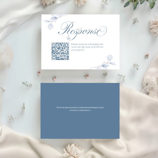 Dusty Blue Floral QR Code Wedding RSVP Kaartje