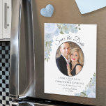 Dusty Blue Floral Save the Date Photo Magnet<br><div class="desc">Ces belles cartes magnétiques sauvegardent les cartes datées sont une merveilleuse façon de faire connaître à vos amis et votre famille votre prochain mariage. Le design boho chic rustique présente votre photo dans un cadre ovale entouré d'un bevy de roses d'aquarelle peints à la main et de fleurs dans les...</div>