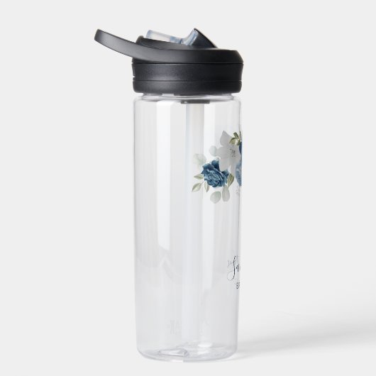 Dusty Blue Floral Script Weddenschap Bridesmaid Aa Waterfles (Rechts)