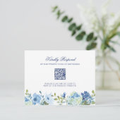 Dusty Blue Floral Wedding Carte RSVP avec code QR (Debout devant)