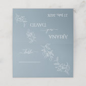 Dusty Blue Floral Wedding Place Card (Buitenkant ongevouwen)