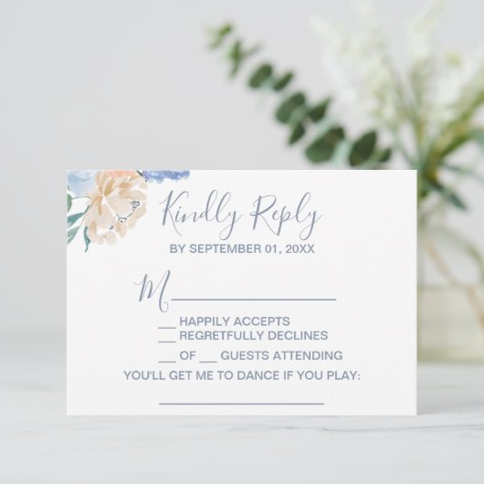 Dusty Blue Florals Chanson Demande Carte RSVP (Debout devant)