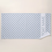 Dusty Blue Geometric Pattern. Aangepaste botnaam Strandlaken (Voorkant)