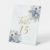 Dusty Blue Gold Peony Wedding Table Number Reclamebord Met Voetstuk (Voorkant)