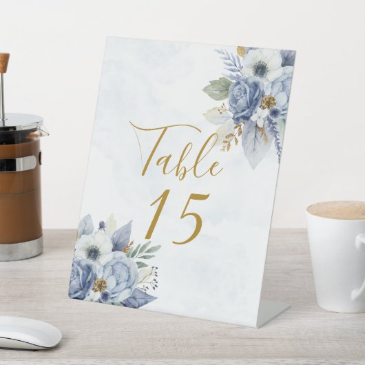 Dusty Blue Gold Peony Wedding Table Number Reclamebord Met Voetstuk (Insitu)