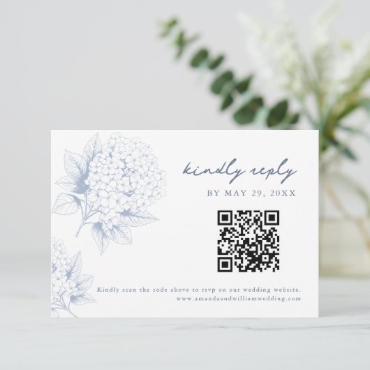 Dusty Blue Hydrangea QR Code RSVP Card (Debout devant)