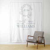 Dusty Blue Leafy Crest Monogram Weddenfoto Wandkleed (In situ)