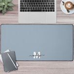 Dusty Blue Minimalist Nom Monogramme<br><div class="desc">Nom initial personnalisé Monogram Dusty Blue Desk Mat. Ajoutez une touche personnelle et élégante à votre espace de travail avec ce tapis de bureau personnalisé, parfait comme un accessoire de bureau ou un tapis de souris surdimensionné. Le design est composé d'un arrière - plan bleu poussiéreux doux avec un nom...</div>