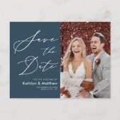 Dusty Blue Modern Script Wedding Save the Date Aankondigingskaart (Voorkant)