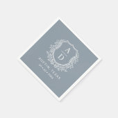 Dusty Blue Monogram Bloemen Bruiloft Crest Servet (Hoek)