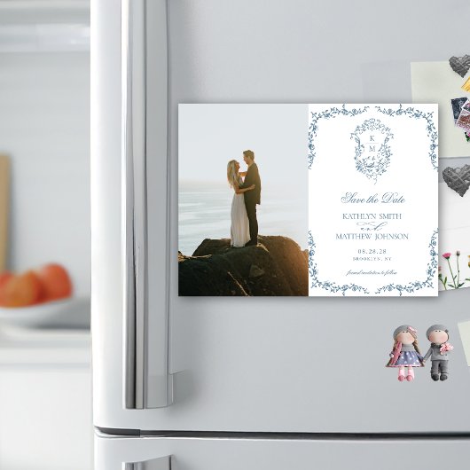 Dusty Blue Monogram Crest Sla de datum op Magnetische Uitnodiging