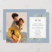 Dusty Blue Monogram Greenery Foto Wedding Kaart (Voorkant / Achterkant)