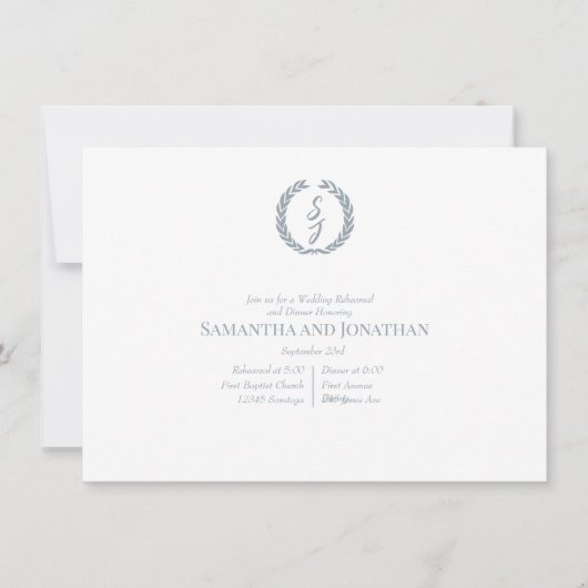 Dusty Blue Monogram Wreath Wedding Rehearsal Kaart (Voorkant)