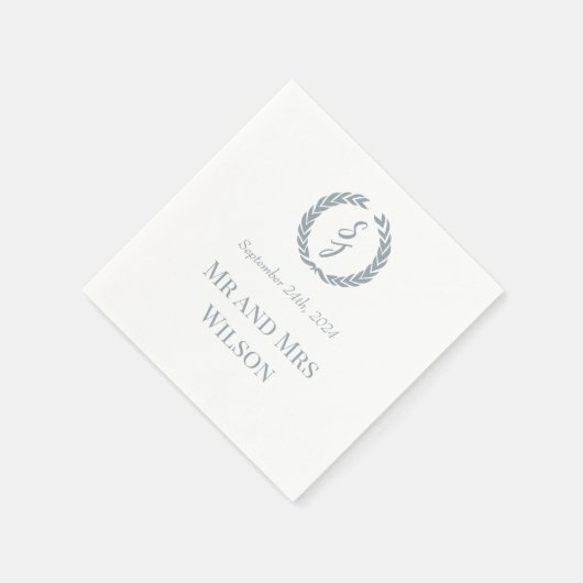 Dusty Blue Monogram WreatWhite Dinner Cocktail Servet (Hoek)