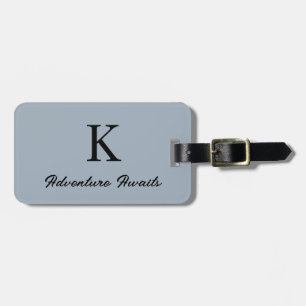 Dusty Blue Monograms Adventure wacht op een gesche Bagagelabel