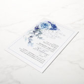 Dusty Blue & Navy Blue Floral Boho Wedding Folie Uitnodiging (Gedraaid)