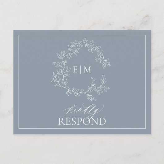 Dusty Blue QR Leafy Crest Monogram Weddenschap RSV Uitnodiging Briefkaart (Voorkant)