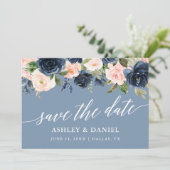 Dusty Blue Rose Floral Enregistrer La Carte Date (Debout devant)